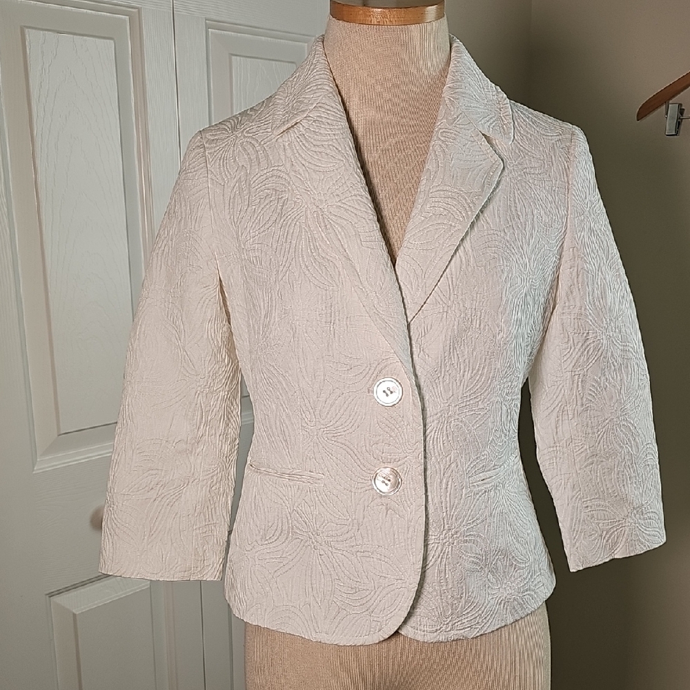 Elegant White Textured Women's Blazer. By Talbots Size 4P Great Used Condition
